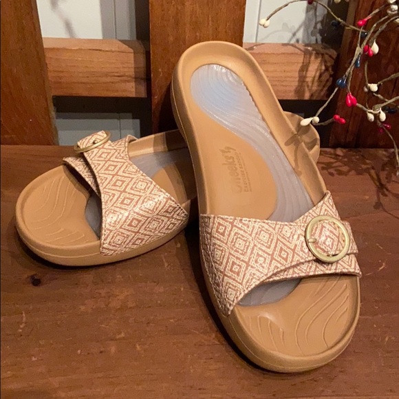 Cheek’s Shoes - NWOT Cheek’s exercise sandals brown and beige😘